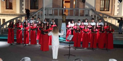 Adana’da “Atatürk ve Cumhuriyet” temalı kostüm defilesi düzenlendi