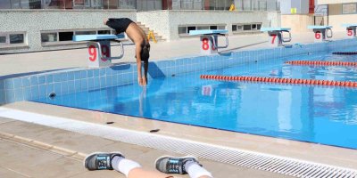 Önce tekerlekli sandalyeden kurtuldu, şimdi yüzerek hayata tutundu