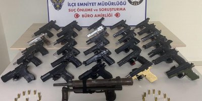 Adana’da ruhsatsız silahlara geçit yok: 1’i otomatik 43 tabanca ele geçirildi