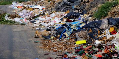 Bilinçsiz vatandaşlar ve işletmelerin attığı çöpler halk sağlığını tehdit ediyor