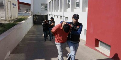 Narkotik polisleri saman yüklü çuvalların içerisine gizlenmiş 66 kilogram esrar ele geçirdi