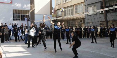 Kadın polisler kız öğrencilerle voleybol oynadı