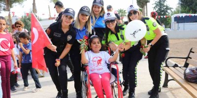 Polisler, çocuklarla Cumhuriyet’in 100. yılını kutladı