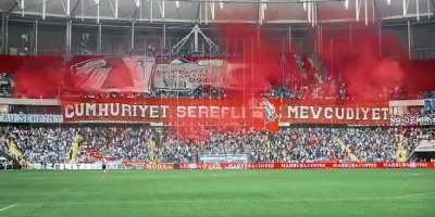 Adana'da Cumhuriyetimizin 100. yılına özel muhteşem koreografi