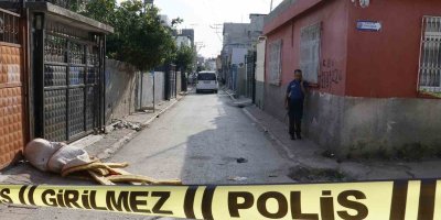 Adana'da mahalle çatışmasında silah sesini duyup terasa çıkan kız çocuğu vuruldu