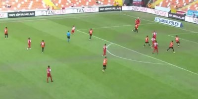 Adanaspor maçınca büyük skandal: İki takım da aynı renk formayla sahaya çıktı...