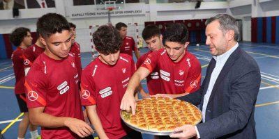 Kocaispir'den Futsal U19 Milli Takımı'nın Adana kampına ziyaret