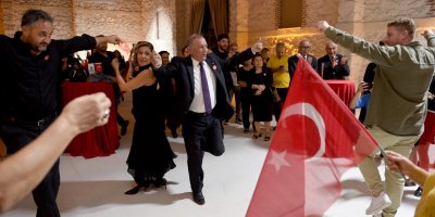 Akay ve Kaya'dan 100. Yıl zeybeği