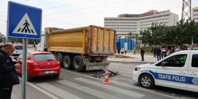 Adana'da yolun karşısına geçerken kamyonun çarptığı yaşlı adam hayatını kaybetti