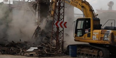 Kozan’da depremde zarar gören evler yıkılıyor