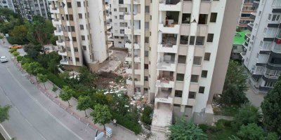 Adana’da ağır hasarlı binalar tehlike saçıyor