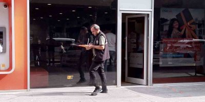 Silahlı saldırıda yaralandı, bankaya sığındı