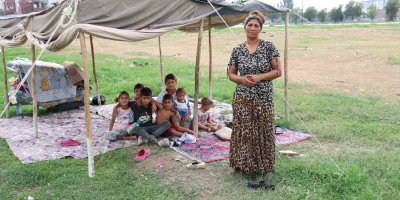 Ev kirasını ödeyemeyen çift 8 çocukları ile sokakta kaldı