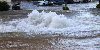 Adana'nın işlek bulvarında su borusu patladı, yollar nehre döndü