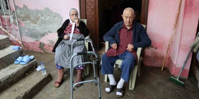 Patlayan su borusu yaşlı çifti korkuttu