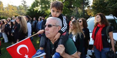 Adana’da hayat Atatürk için 1 dakikalığına durdu