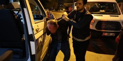 Adana'da polisi ezip kaçmak isteyen 2 kişi tutuklandı