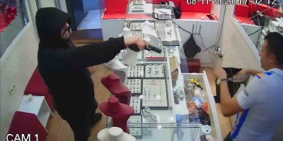 Adana'da kuyumcuyu soyan hırsız, kaçarken kendini vurdu