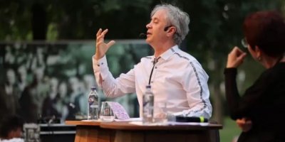 Sunucu ve yazar Metin Uca hayatını kaybetti