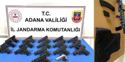 Adana’da bir otomobilde ruhsatsız 17 tabanca ele geçirildi