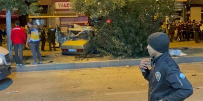 Adana‘da ağaca çarpan otomobil ikiye bölündü: 3 kişi hayatını kaybetti