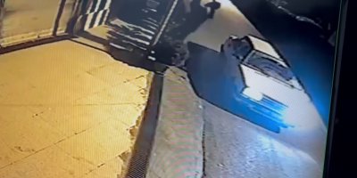 İş yerinde asılı Türk bayrağını koparıp otomobiline aldı