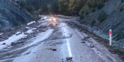 Şiddetli yağış heyelana neden oldu, yollar kapandı