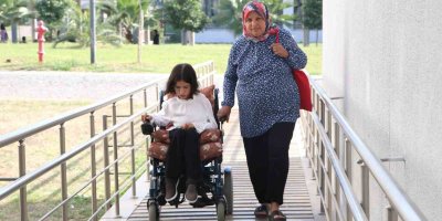 Engelli kızını her gün üniversiteye götürüp sınıf kapısında bekliyor