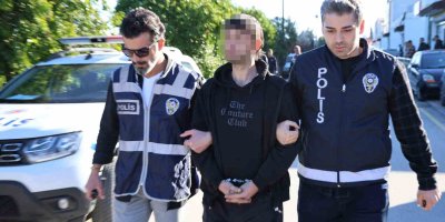 Adana'da Türk bayrağını çaldığı öne sürülen kişi serbest kaldı