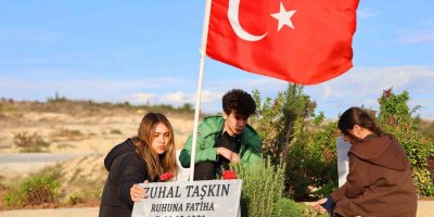 Depremde ölen Zuhal öğretmeni öğrencileri mezarı başında andı