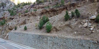 Adana’da 4 öğretmen otomobildeyken üzerilerine kaya düşmüştü: O yolda tehlike devam ediyor