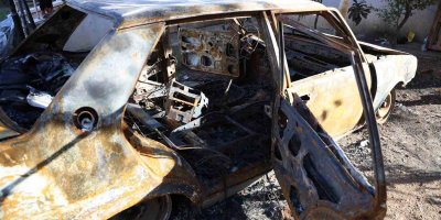 Önce oğlunu dövdüler, sonra otomobili yaktılar