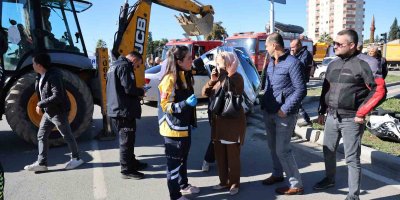 Yan yatan otomobilde sıkışan yaşlı kadın kurtarıldı, kızı annesini sayıkladı
