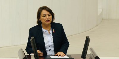 "Metroya, tramvaya izin vermiyorlar, havaalanını da kapatıyorlar"