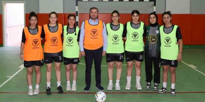Başkan Kocaispir, kız futsal takımı ile maç yaptı