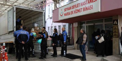 Adana’da polis, ihtiyaç sahibi ailelerine bebek bezi dağıttı