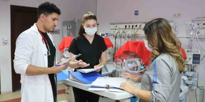 Prematüre doğduğu hastanede bebeklerin hayata tutunması için çalışıyor