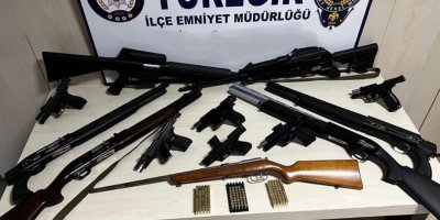 Adana’da polis ekipleri asayiş uygulamalarında 13 ruhsatsız silah ele geçirdi