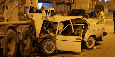 Tıra arkadan çarpan otomobil kağıt gibi parçalandı: 1 ölü, 4 yaralı