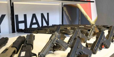 Hafif makineli tüfekle ev kurşunlayan şüpheli Seyhan polisinden kaçamadı