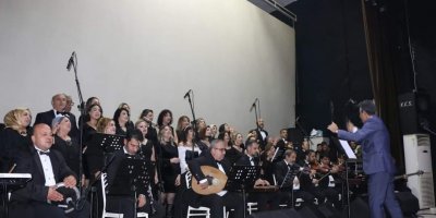 Adana'da ev hanımı, esnaf ve kamu çalışanlarından oluşan halk korusu konser verdi