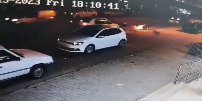 Otomobil yayalara çarptı: O anlar kamerada