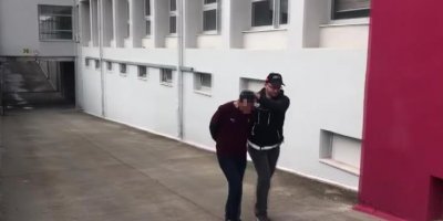 Adana'da sokakta uyuşturucu ticaretine 2 tutuklama