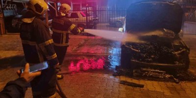 Adana’da galeri önündeki otomobil kundaklandı