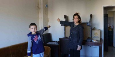 İşitme engelli annesiyle sokağa atılmaktan korkuyor