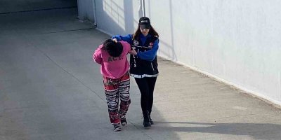 Adana'da sokakta uyuşturucu satan 1’i kadın 3 kişi yakalandı