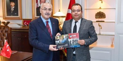 Manisalı Ali Bey kitabı Adana’da okullara armağan edildi