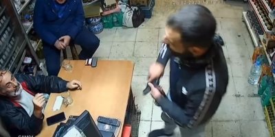Tekel bayisinden borç sigara istedi, alamayınca silah zoruyla 2 adet sigara gasp etti
