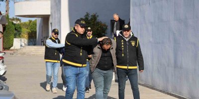 Taksinin bagajından hafif makineli tüfek ve 2 ruhsatsız silah çıktı