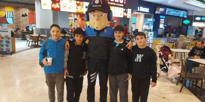 Adana polisi yılbaşı öncesi AVM’lerde vatandaşları suçlulara karşı bilgilendirdi